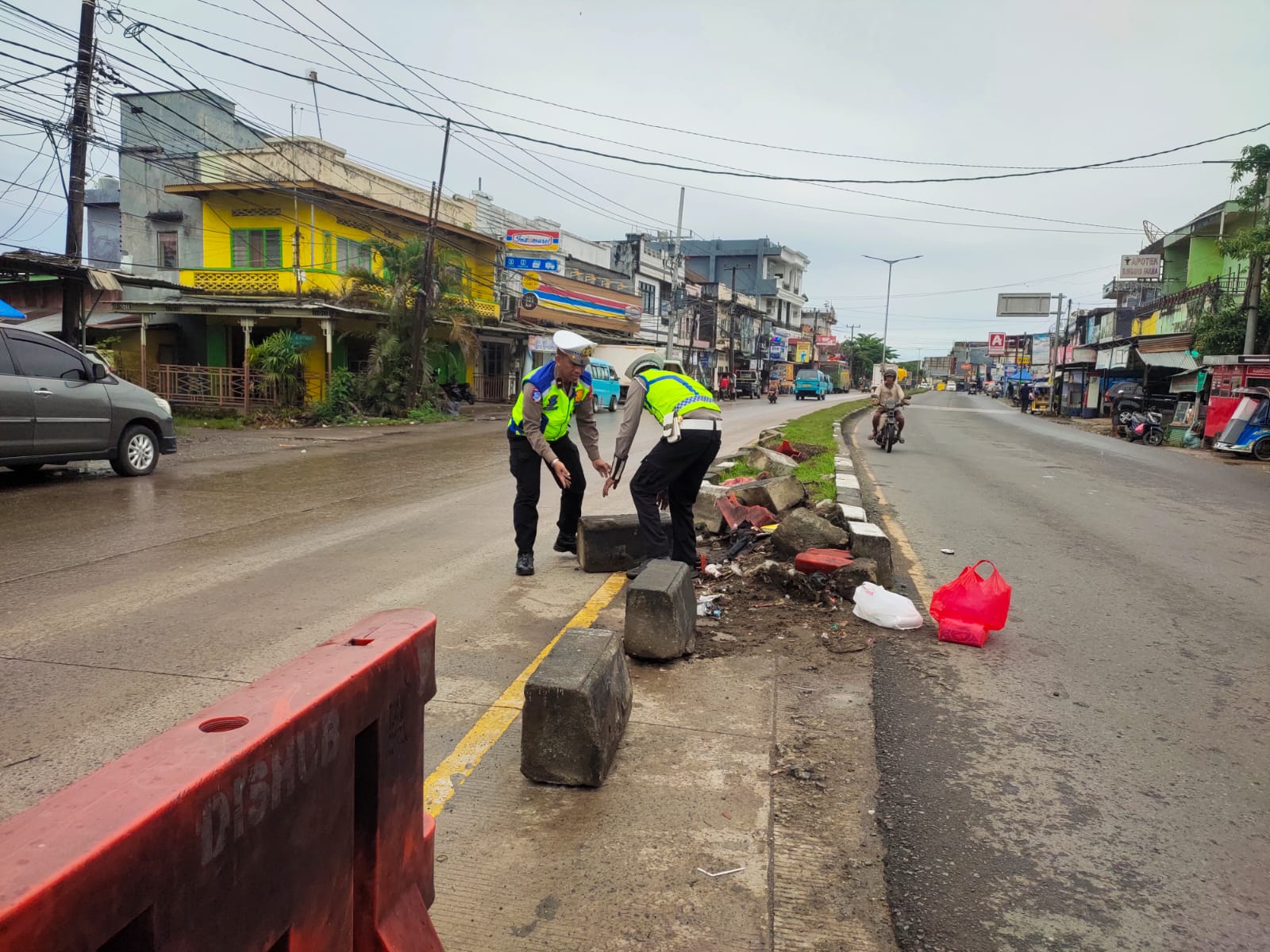 Personel Sat Lantas Polsek Bungoro Lakukan Pebaikan Pembatas Jalan di Perempatan Lampu merah Bungoro Pasca Kecelakaan